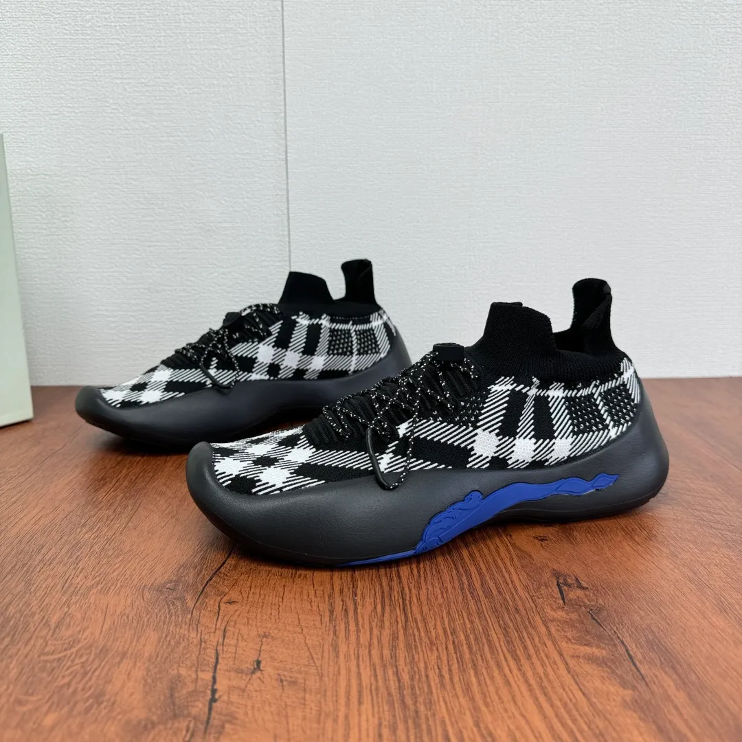 Batch 720 Guangdong high version War Horse series Burberry new men's knitted casual sneakers Burberry's classic yarn inspires the sophistication and sporty taste of this sneaker. The variegated knitted upper is extremely light and elastic, showing a tight appearance on both sides of the shoe, while the toe box adopts the unique "micropore" technology of sports accessories to sublimate breathability. The elasticity of knitwear ensures that shoes fit better and are more comfortable to wear. It is equipped with a lightweight rubber outsole, an unlined design, embellished with branded drawstring accessories, and a combination of pull-on and lace-up styles. It is comfortable and breathable for the upper foot, and comes with a full set of original packaging dust bags! Size: 39-40-41-42-43-44 Leather shoe size Item number: B9368 Black and white